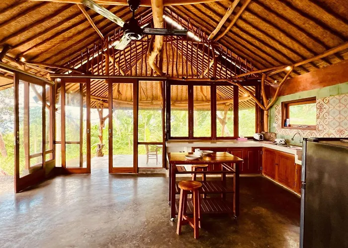 Yoga Bale House ゲストハウス パダンバイ